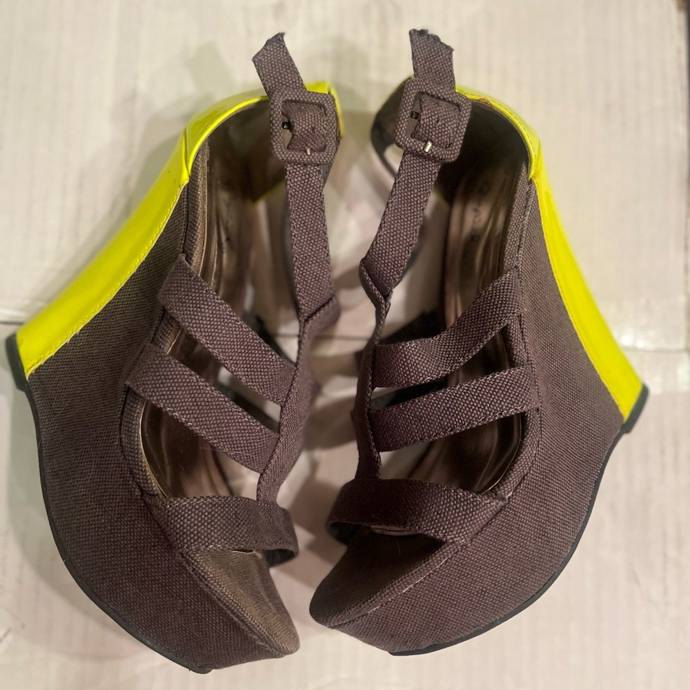 Quipid -Grey & Neon Yellow/Green platform wedges. Size 8 **LIKE NEW- WORN ONCE**